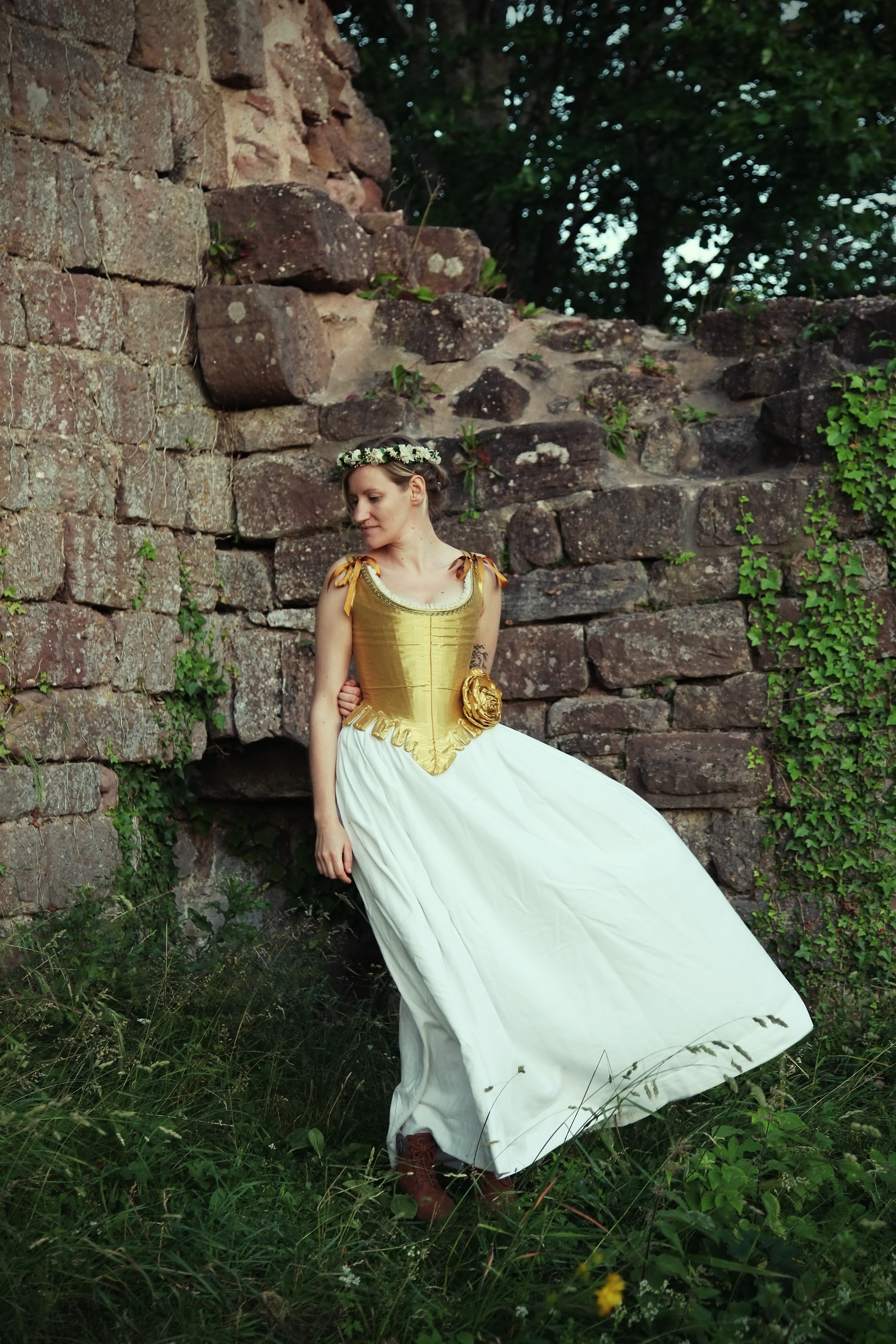 Corset (corps baleiné) doré et ses fleurs en tissus cousues main. Maison Charlie Grilhé