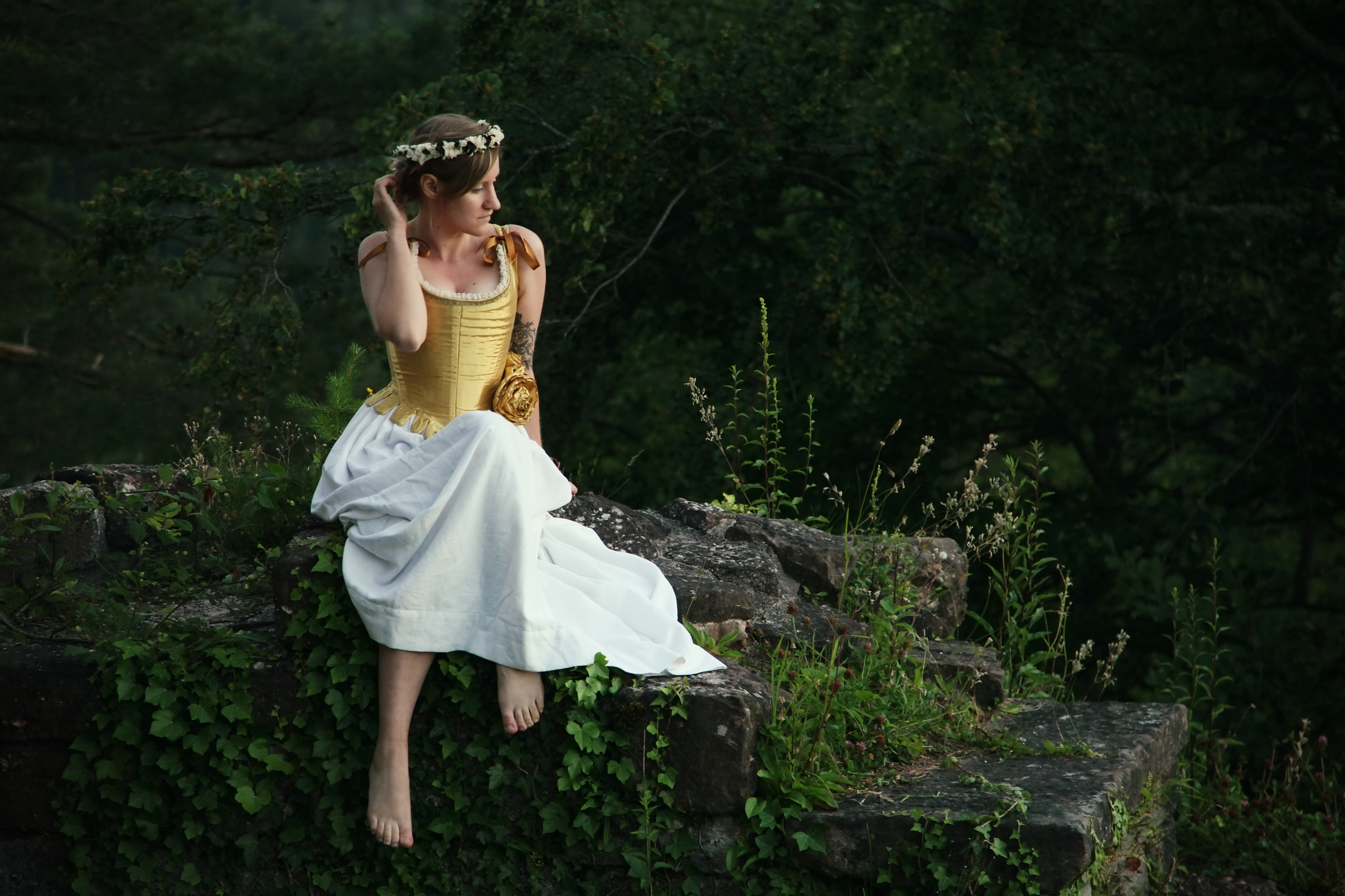 Corset (corps baleiné) doré et ses fleurs en tissus cousues main.