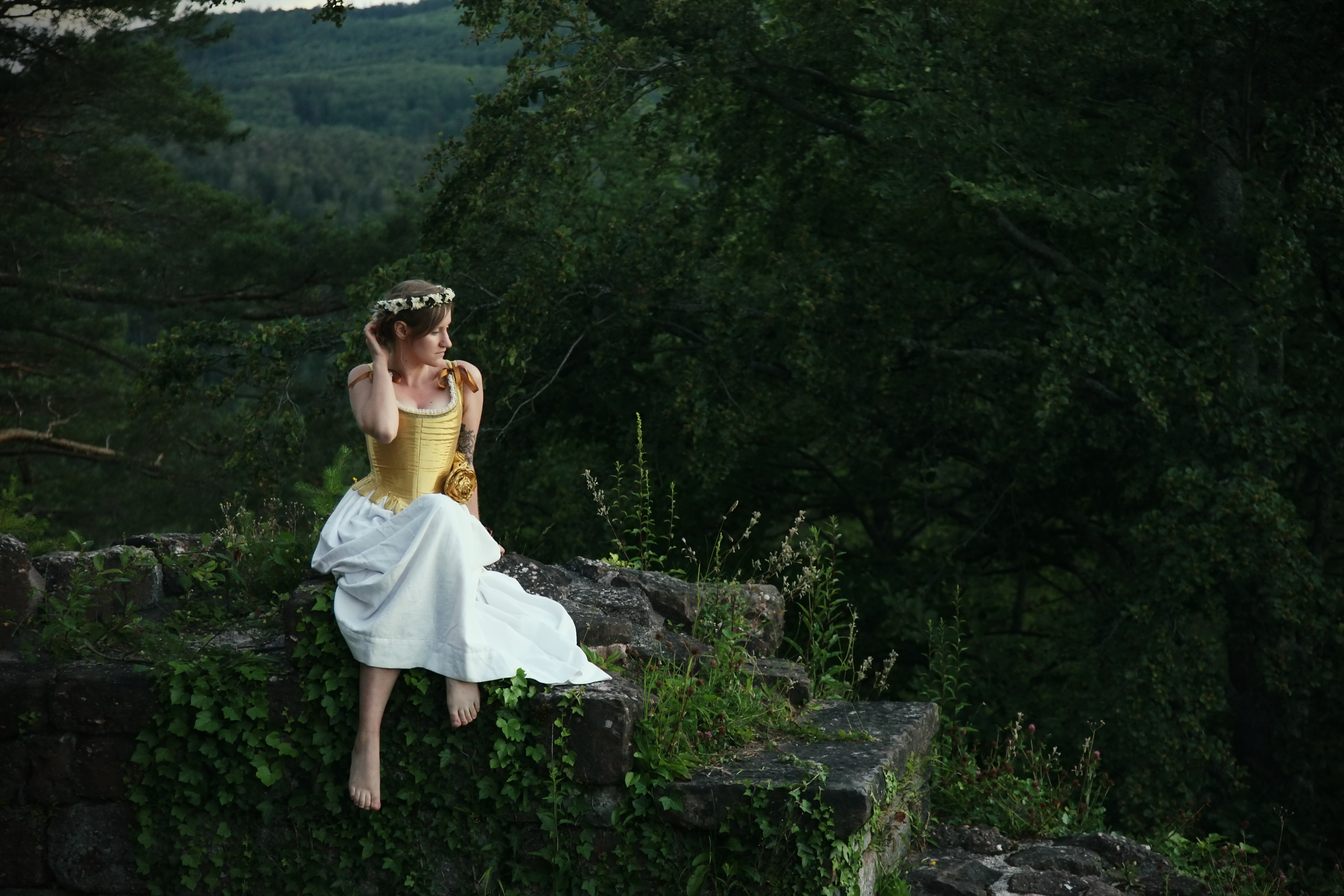 Corset (corps baleiné) doré et ses fleurs en tissus cousues main. Maison Charlie Grilhé