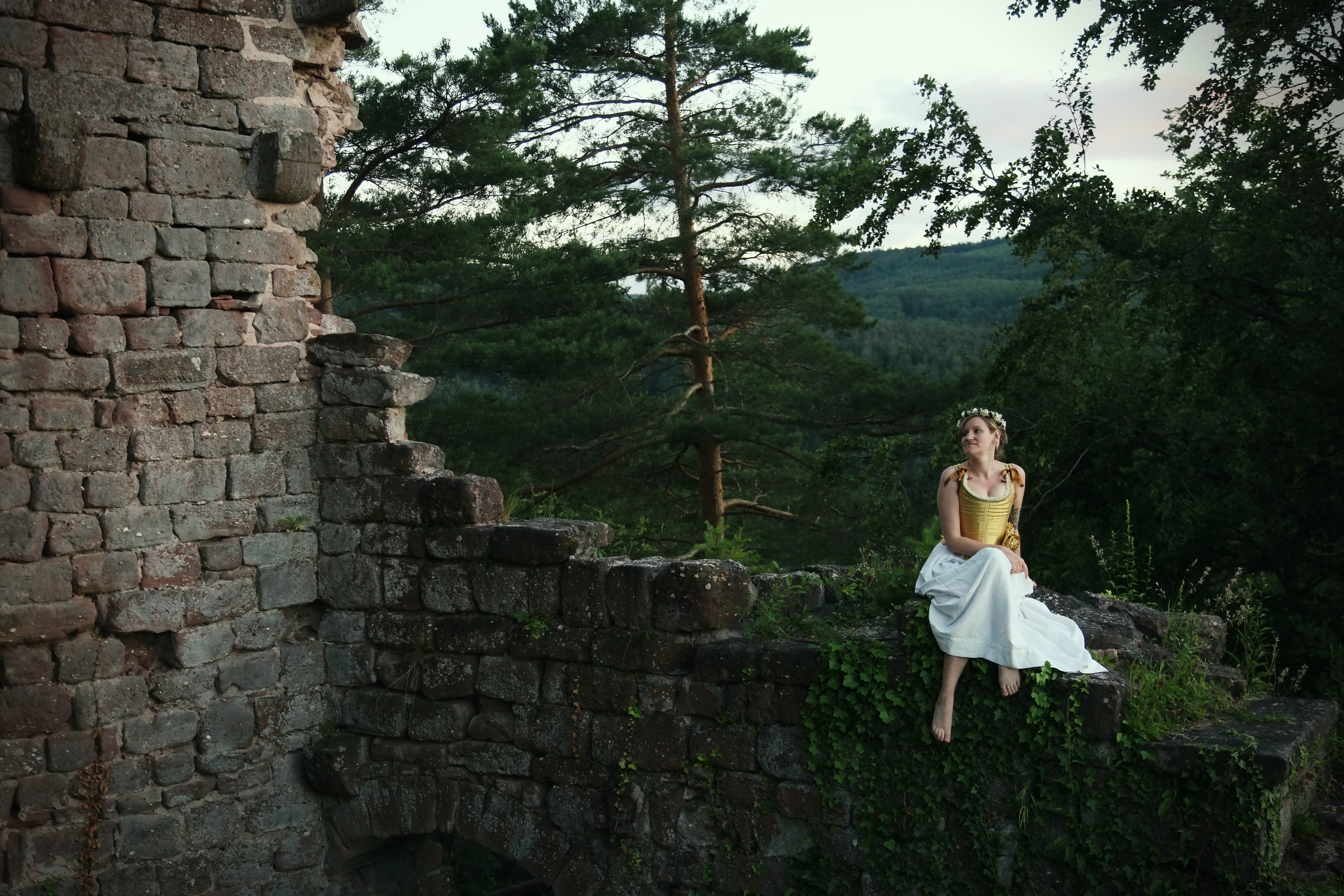 Corset (corps baleiné) doré et ses fleurs en tissus cousues main. Maison Charlie Grilhé