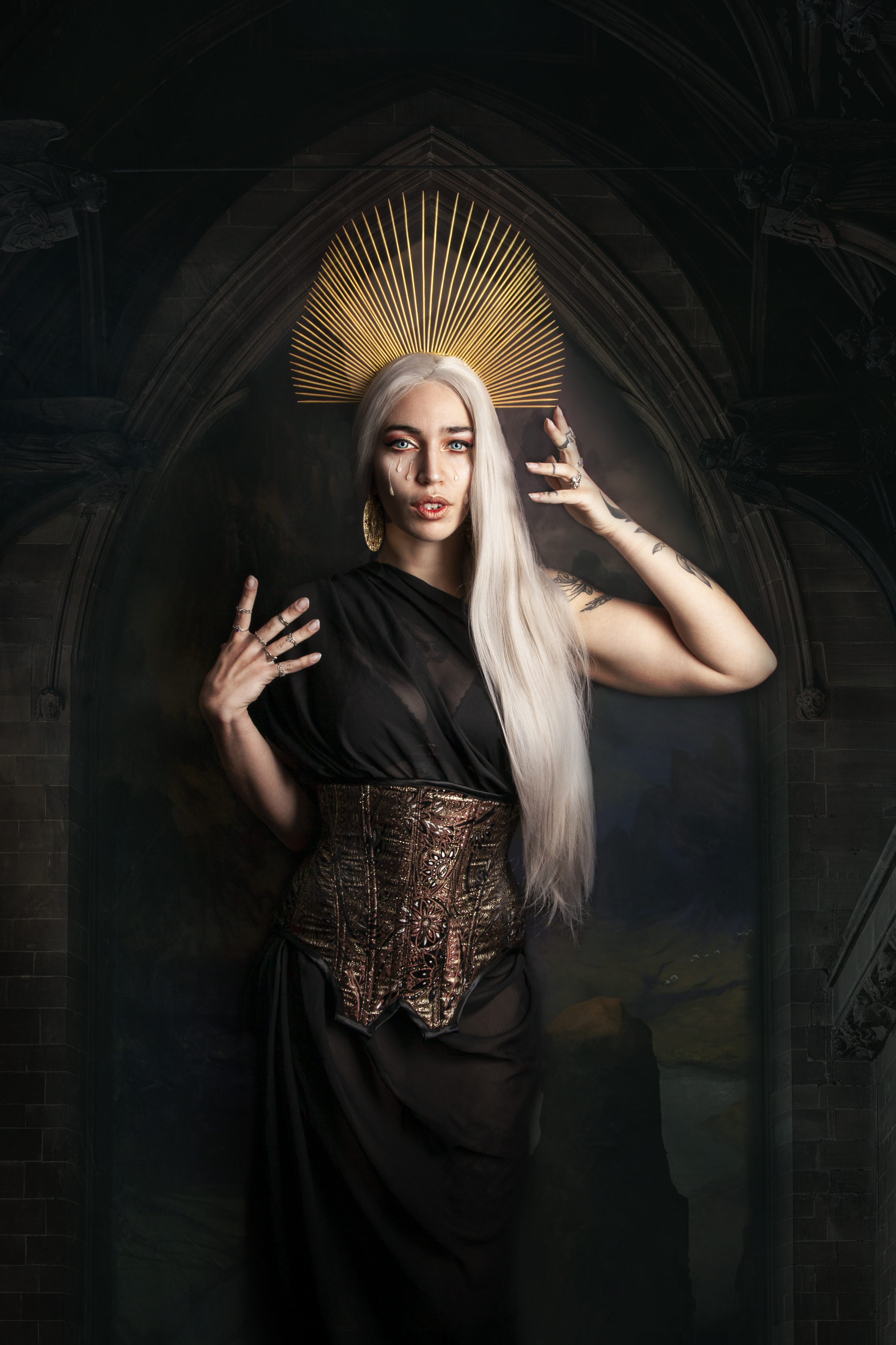 Corset sous-poitrine (underbust) à motifs baroques, coiffe à rayons dorés.