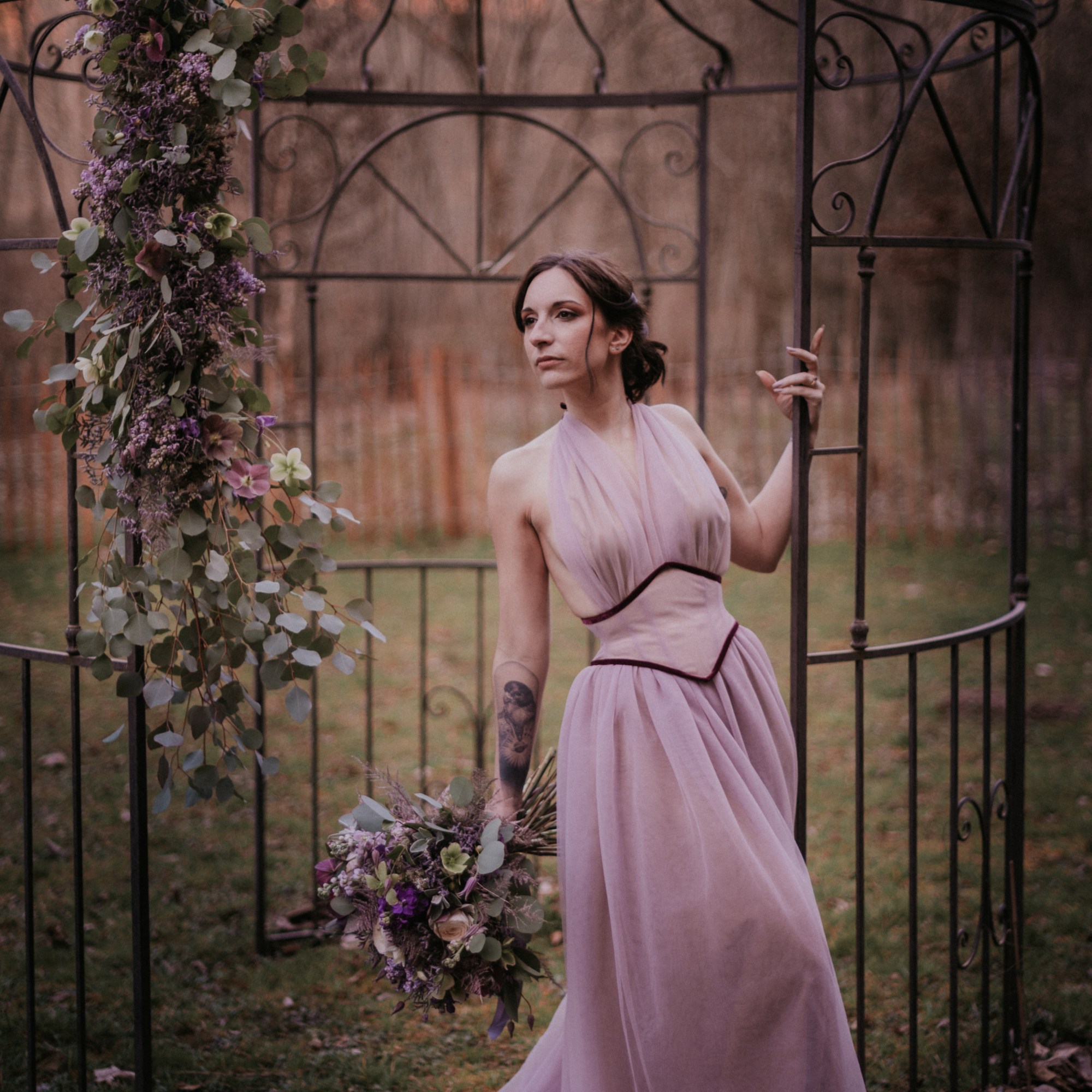 Robe corsetée Perséphone portée par Jessica et photographiée par Jody Two Wolves