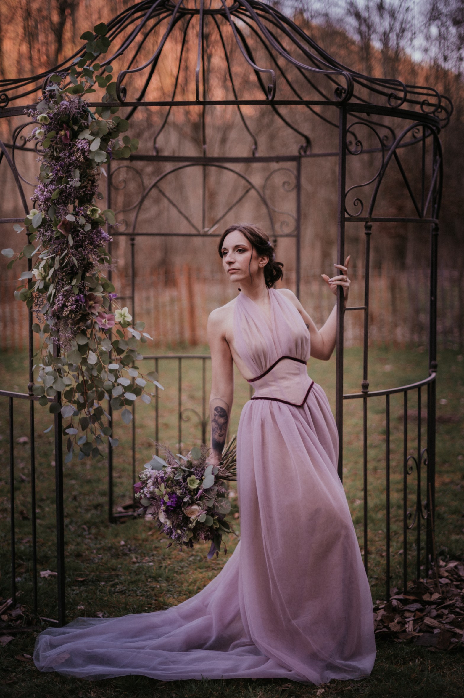 Robe corsetée Perséphone portée par Jessica et photographiée par Jody Two Wolves