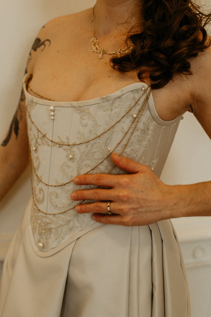 Robe corsetée Diane photographiée par LMVisualArt